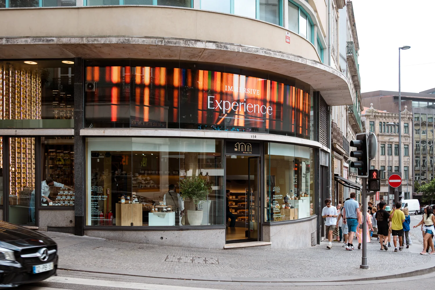 The 100s entrance on Rua Sá da Bandeira in Porto